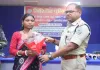 एसपी डॉ. बिमल कुमार के सामने नक्सली अनिता किस्कू ने किया आत्मसमर्पण, मिला पुनर्वास का आश्वासन