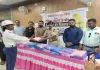 हजारीबाग यूथ विंग का सराहनीय कदम, 70 ट्रैफिक पुलिस जवानों को वितरित किए रेनकोट