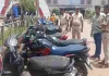 Deoghar News:रेलवे न्यायिक दंडाधिकारी के निर्देश पर RPF-GRP का बड़ा अभियान, अवैध पार्किंग करने वालों पर कार्रवाई