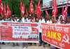 Khunti News: हाथियों के आतंक समेत विभिन्न मांगों को लेकर किसानों ने खूंटी-सिमडेगा रोड किया जाम