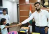 Palamu News: बाढ़ में बह गईं किताबें, उपायुक्त ने फिर थामा कृतिका की पढ़ाई का हाथ