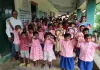 Dumka News: उत्क्रमित मध्य विद्यालय पहाड़पुर में बच्चों को मिले ज्योमेट्री बॉक्स, पेन और एटलस