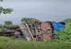Giridih News: पिकअप वाहन को बचाने में पलटा टमाटर लदा आइसर ट्रक, चालक सुरक्षित