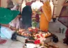 Koderma News: 777 सीढ़ियाँ चढ़कर भक्तों ने ध्वजाधारी पहाड़ पर बाबा भोलेनाथ का किया जलाभिषेक
