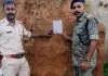Hazaribagh News: फरार आरोपी के घर बड़कागांव पुलिस ने चिपकाया इश्तिहार, आत्मसमर्पण नहीं किया तो होगी अगली कार्रवाई
