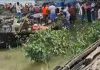 Sahibganj News: मखलपुर-बाबूपुर सड़क पर बाढ़ का पानी, नाव बनी एकमात्र सहारा