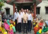 Giridih News: बैंक ऑफ इंडिया के 121वें स्थापना दिवस पर वृद्धा आश्रम में बांटे फल-नाश्ता