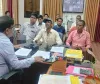 Koderma News: अपर समाहर्ता संजय कुजूर ने जनता दरबार में सुनीं आमजनों की गंभीर समस्याएं