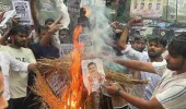 हजारीबाग में पेपर लीक के विरोध में छात्रों ने फूंका शिक्षा मंत्री का पुतला