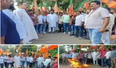 साहिबगंज में भाजपा का कांग्रेस और राहुल गांधी के खिलाफ प्रदर्शन, स्टेशन चौक पर पुतला दहन