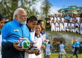 सिक्किम दौरे पर पीएम मोदी का अलग अंदाज़, गंगटोक में युवाओं संग खेला फुटबॉल, देखें वीडियो