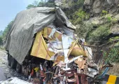 चुटूपालू घाटी में दर्दनाक हादसा, ट्रक ने ट्रेलर को मारी टक्कर; ड्राइवर की मौत