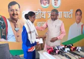 थाईलैंड में गोल्ड जीतने वाली जामताड़ा की शूटर देवासी हेंब्रम को बाबूलाल मरांडी ने किया सम्मानित