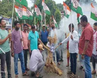 चाईबासा: केंद्रीय मंत्री रणवित सिंह बिट्टू एवं शिवसेना विधायक संजय गायकवाड़ का कांग्रेसियों ने फूंका पुतला