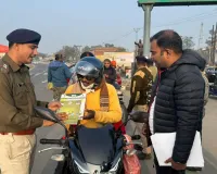 Koderma news: कोडरमा पुलिस की अनोखी पहल, बिना हेलमेट वाले चालकों को गुलाब फूल देकर दिलाई शपथ 