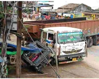 खूंटी हादसा: ट्रेलर के लुढ़कने से मचा हड़कंप, पुलिस ने जब्त किया वाहन