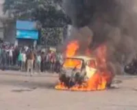टाटानगर स्टेशन के आउट गेट पर खड़ी कार में अचानक लगी आग, पूरी तरह जलकर खाक