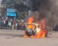 टाटानगर स्टेशन आउट गेट पर खड़ी कार में अचानक लगी आग