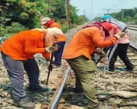 Chaibasa News: दो ट्रैकमैनों की सतर्कता से बड़ी रेल दुर्घटना टली