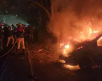 Chaibasa News: एग्रिको सिग्नल के पास गैरेज में लगी आग, दो वाहन पूरी तरह खाक