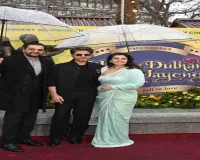 डीडीएलजे के 30 साल: लंदन में शाहरुख-काजोल ने किया राज–सिमरन की ब्रोंज स्टैच्यू का अनावरण