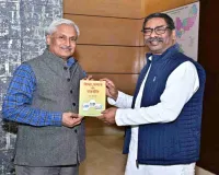 Ranchi News : मुख्यमंत्री हेमन्त सोरेन से वीबीयू कुलपति की मुलाकात, स्वलिखित पुस्तक भेंट