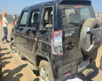 Hazaribagh News :पूर्व मंत्री योगेंद्र साहू की गाड़ी के दोनों चक्के क्षतिग्रस्त, बड़ा हादसा टला