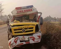 Koderma News : हाईवा की टक्कर से एंबुलेंस क्षतिग्रस्त, प्रसव महिला समेत कई घायल