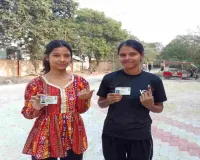 पहली बार मतदान कर खुशी से झूमीं दो सगी बहनें, बोलीं – हमारा हक है मतदान