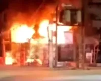 आदित्यपुर में देर रात भीषण आग लगी, दो दुकानें जलकर राख और इलाके में मची अफरा-तफरी