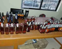 चुनाव से पहले अवैध शराब पर बड़ी कार्रवाई, तीन तस्कर गिरफ्तार