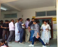 कोडरमा में नगर निकाय चुनाव: मतदान केंद्रों पर लगी लंबी कतारें