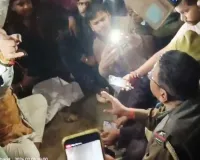 परसाबाद बाजार में प्रतिबंधित मांस मिलने से तनाव, ग्रामीणों ने सड़क जाम कर किया विरोध