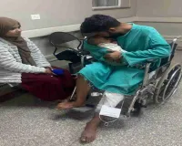 घायल मरीज को ऑपरेशन के लिए घंटों प्रतीक्षा, परिजनों में आक्रोश