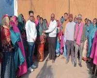 झामुमो नेता संजीव बेदिया ने जरूरतमंदों के बीच किया कंबल वितरण