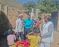 राजकुमार यादव ने जमीनदोज हुए मकानों के पीड़ित परिवारों से मिलकर बंधाया ढांढस