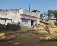 गोमिया में जर्जर भवन में नव प्राथमिक विद्यालय, बच्चों की सुरक्षा पर खतरा