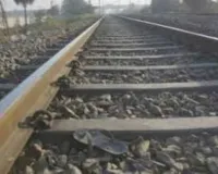 Koderma News : रेलवे ट्रैक पर सेल्फी लेते किशोर की ट्रेन से मौत