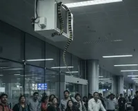 मुंबई एयरपोर्ट पर 7 फुट सांप का डरावना वीडियो वायरल, AC पर कुंडली मारता रैट स्नेक
