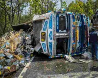 Koderma News: जमसोती नाला के पास रिफाइंड तेल लदा ट्रक पलटा, सड़क पर बिखरे डिब्बे