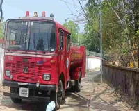 Koderma News: थाना परिसर में बांस के झुंड के लगी आग, दमकल ने बुझाई आग