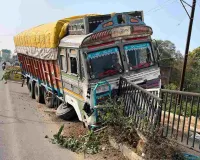 Dumka News: गिट्टी लदा अनियंत्रित ट्रक डिवाइडर से टकराया, बाल-बाल बचे लोग