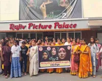 Ramgarh News: विश्व हिंदू परिषद ने हिंदू बहन बेटियों को नि:शुल्क दिखाया 