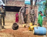 Palamu News: अवैध शराब के ठिकानों पर छापेमारी, भारी मात्रा में जावा महुआ नष्ट