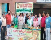 Koderma News: जैन समाज ने 220 जरूरतमंदों को कराया भोजन, सात वर्षों से जारी है 'प्यार बांटते चलो' अभियान