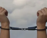 Dhanbad News: पुरानी रंजिश में दो पक्षों के बीच मारपीट व बमबाजी