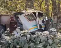 Koderma News: छड़ लदा ट्रेलर घाटी में हुआ बेकाबू: पेड़ से टकराने के बाद सड़क पर बिखरा माल