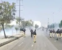 कराची दूतावास हिंसा: अमेरिका और इजराइल के विरोध में प्रदर्शन के दौरान गोलियों की चपेट में लोग