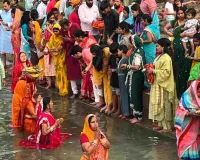 Dhanbad News: दामोदर नदी और तालाबों के तट पर उमड़ा श्रद्धालुओं का सैलाब