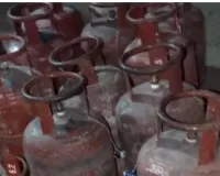 Bokaro News : अवैध गैस सिलेंडर भंडारण का खुलासा, दुकान में छापेमारी